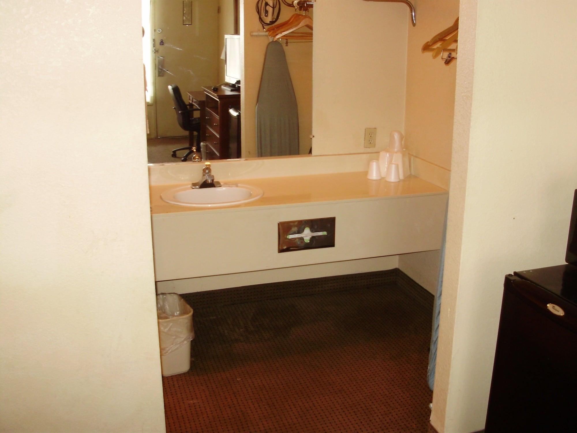 Trade Winds Central Inn Tulsa Bagian luar foto